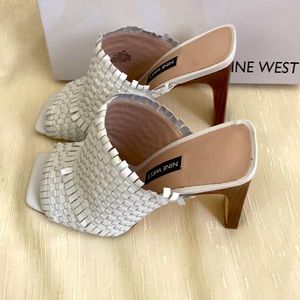 Perfect 3.5in heels, basketweave leather slip on heels.